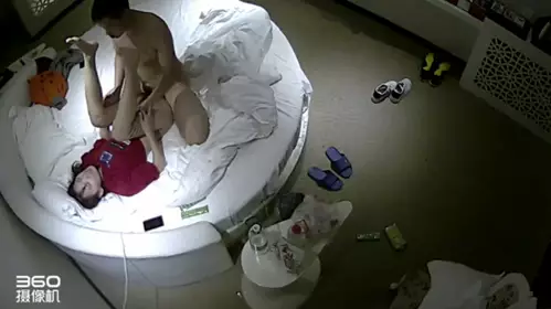 gc年轻白嫩美女下班后与男友开房爱爱