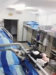 天然巨乳K罩杯美少女，两只大奶子赤裸在宿舍摇奶，和网友聊悄心话，想玩我的波波吗，我奶子砸你脸上 绝对甩晕啦！