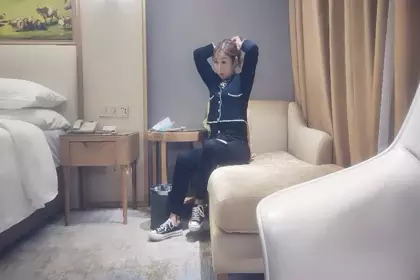 小少妇骑身上舌吻，洗完澡开操互摸调情，抬起双腿抽插猛操，爽了呻吟娇喘连连