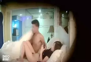 白皙漂亮的大白腿美女一直玩手机不让干,男友强行扯掉...