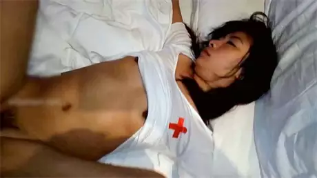 小美女和2男同事一起吃饭时被忽悠的喝醉后带回去2人...