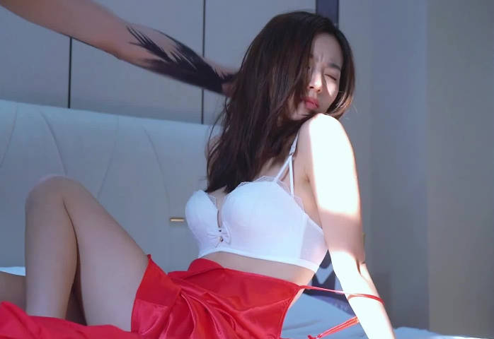 麻豆映画传媒X长治传媒.CZ-0008.夏雨荷.无助的人妻.少妇被歹徒强占了身体