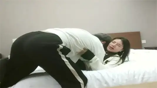 探花利哥偷拍黑丝长腿美女，性感尤物欲火焚身！